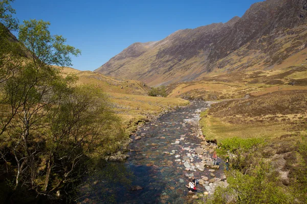 Glencoe folyó Clachaig Skócia Egyesült Királyság és a Skót Felföld tavasszal az emberek — Stock Fotó