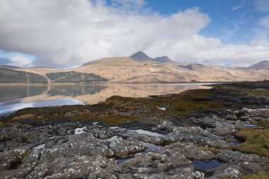 Isle of Mull İskoçya İngiltere güzel Loch Scridain sakin bahar gününde Ben More ve Glen daha dağlara Manzaralı