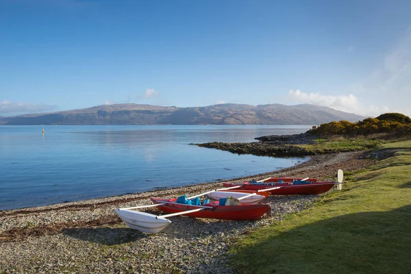 Craignure Isola di Mull Argyll e Bute Scozia uk vicino al porto dei traghetti con barche e cielo blu in primavera — Foto Stock