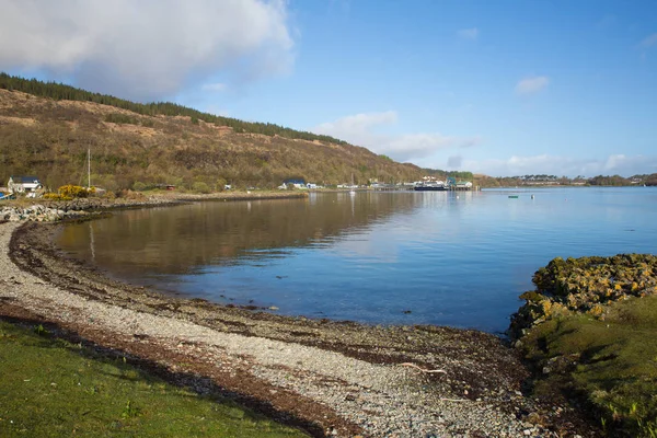 Craignure Isla de Mull Argyll y Bute Escocia Reino Unido cerca del puerto de ferry con barcos y cielo azul en primavera — Foto de Stock
