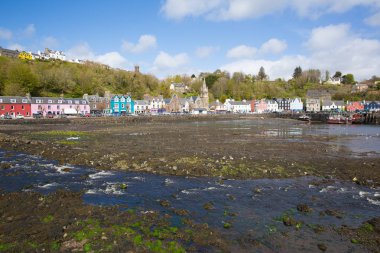 Tobermory Isle of Mull İskoçya İngiltere'de küçük bir kasaba olarak İskoç Inner Hebrides güneş ışığı ile bir güzel bahar gününde