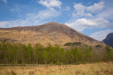 Glencoe çarpıcı güzel İskoç glen ve Lochaber ünlü turizm Dağları, İskoçya'da İlkbahar