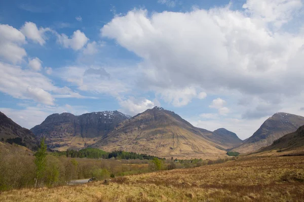 Hó tetején hegyek Glencoe Scotland Uk híres turisztikai célpont a Lochaber Skót Felföld tavasszal — Stock Fotó