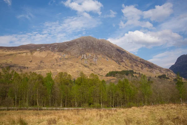 Tavasz Skóciában Glencoe kábító gyönyörű skót glen és Lochaber híres turisztikai célpont-hegység — Stock Fotó