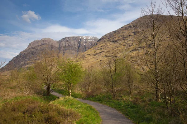 Út a Glencoe-völgy, a hó tetején hegyek Skócia Egyesült Királyságban a Skót Felföld tavasszal — Stock Fotó