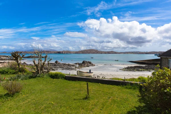 Ilha de Iona Escócia uk Ilha escocesa bela praia de areia branca e vista para Mull — Fotografia de Stock