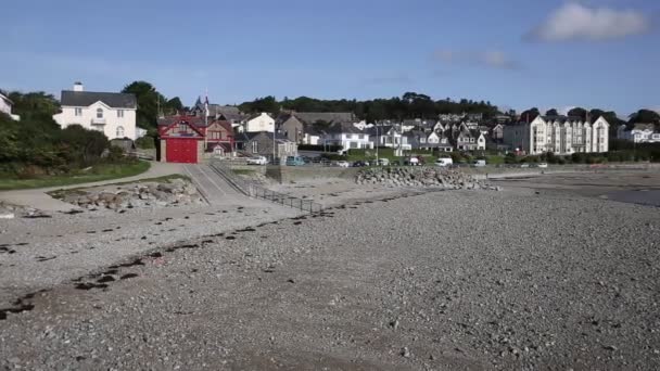 Criccieth Kuzey Galler Uk coast kasaba Caernarfon güneyinde yaz aylarında hırka körfezde bulunan Gwynedd'deki / daki — Stok video