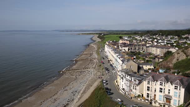 圭内斯位于南部卡纳芬在夏天开衫湾 Criccieth 北威尔士英国海岸城 — 图库视频影像