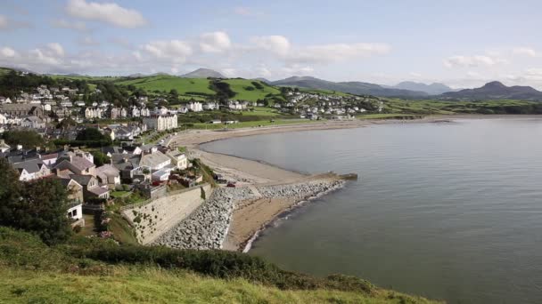 Criccieth North Wales Uk kust stad in Gwynedd gelegen ten zuiden van Caernarfon in de zomer op Cardigan Bay — Stockvideo