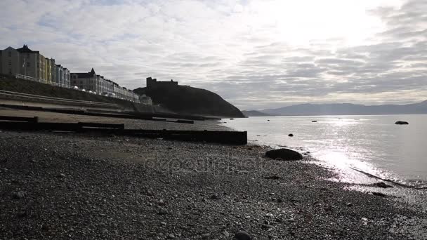 Η πόλη της Criccieth Βόρεια Ουαλία Ηνωμένο Βασίλειο ακτής ιαματικά λουτρά της Υπάτης βρίσκεται νότια της Caernarfon το καλοκαίρι στον κόλπο Cardigan — Αρχείο Βίντεο