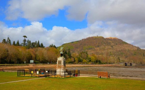 Inveraray argyll und bute schottland uk schottisch mit denkmal — Stockfoto