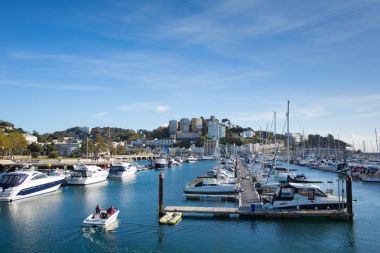 Torquay Devon İngiltere'de marina tekneler ve yatlar İngiliz sahillerinde güzel gün ile 