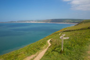 Woolacombe Devon İngiltere İngiltere için sahil yolundaki mavi gökyüzü ile yaz