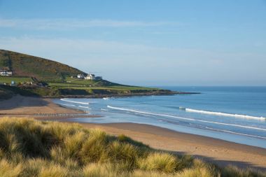 Croyde plaj kum tepeleri mavi gökyüzü ile yaz aylarında Devon İngiltere İngiltere