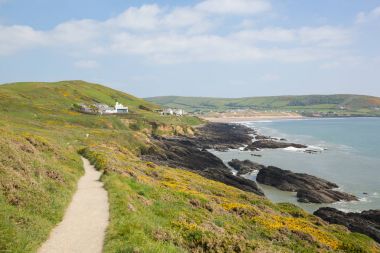 Croyde mavi gökyüzü ile yaz aylarında sahil yolu Woolacombe Devon İngiltere'de İngiltere'den