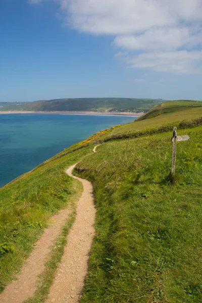 Chemin de la côte sud-ouest vers Woolacombe Devon Angleterre Royaume-Uni en été avec ciel bleu — Photo