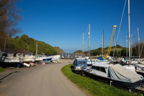 Watermouth harbour north devon coast near ilfracombe uk boote aus dem wasser — Stockfoto