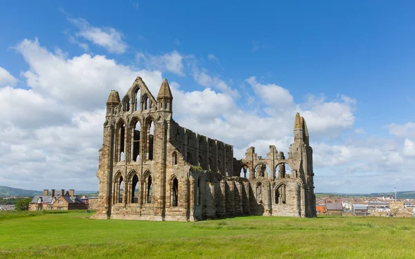 Whitby Abbey Yorkshire uk ruiner i sommar på sluttning över turistmål stad och semester — Stockfoto