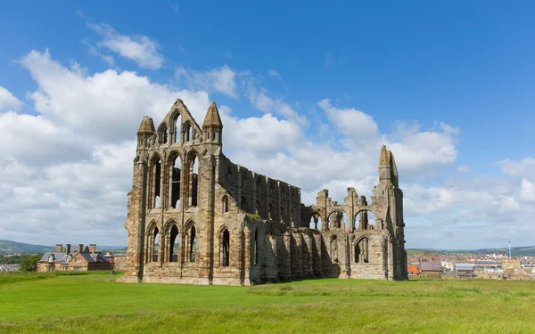 Whitby Abbey Yorkshire Wielkiej Brytanii ruiny w lecie na wzgórzu nad turystycznym miasta i — Zdjęcie stockowe