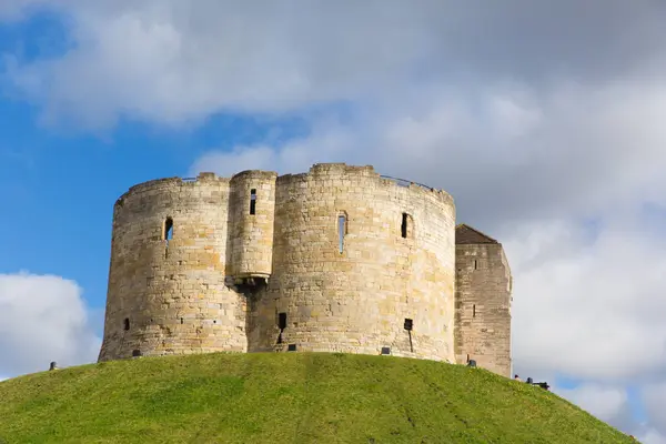 York Reino Unido torre de atracción turística del siglo XIII castillo medieval — Foto de Stock