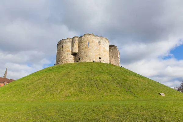 York UK Clifford`s Tower tourist attraction 13th century medieval castle — Stock Photo, Image