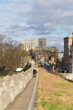 York City Walls tarihi Yorkshire şehir İngiltere'de, York Minster doğru manzaralı turistler için ünlü bir yürüyüş içinde