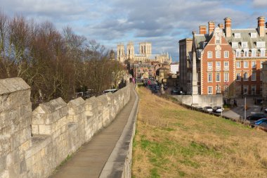 York City Walls tarihi Yorkshire şehir İngiltere'de, York Minster doğru manzaralı turistler için ünlü bir yürüyüş içinde