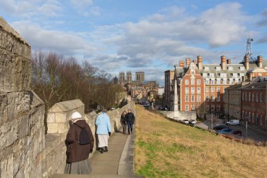 York City walls insanlarla Yorkshire İngiltere'de ünlü turistik yürüyüş 