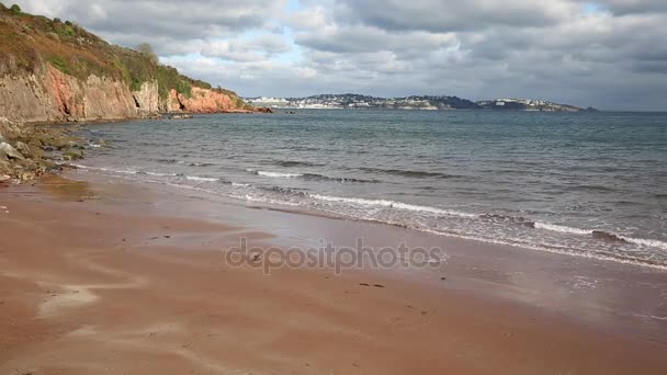 Pohled na Devon pláž moře a pobřeží směrem k Torquay Anglie Uk od Salturn Cove — Stock video