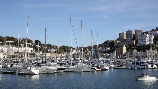 Torquay-Devon brit kikötő hajók és jachtok az angol Riviéra gyönyörű napján — Stock videók