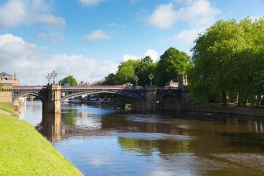 Nehir Ouse şehrin duvarları içinde ile Skeldergate Bridge York İngiltere'nin