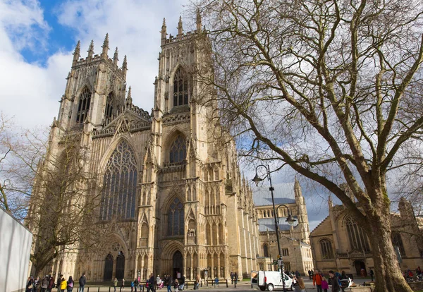 York Minster York Inglaterra Catedral histórica del Reino Unido y atracción turística con la gente — Foto de Stock