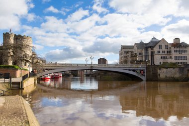 Lendal köprü nehir Ouse manzaralı İstasyonu yolda York İngiltere'de