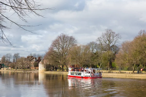 York england boat trip auf dem fluss ouse eine beliebte touristenattraktion — Stockfoto