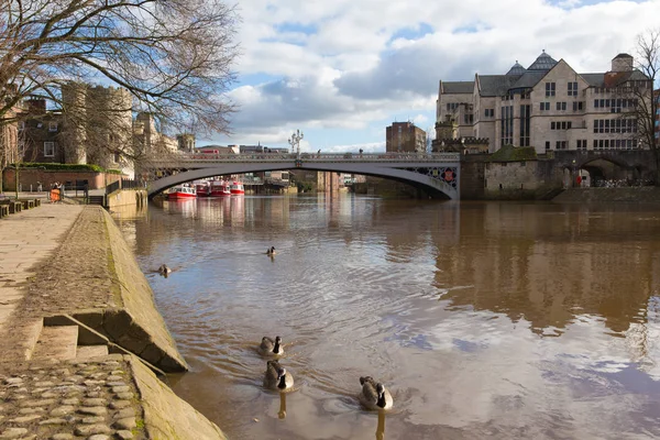 York historic English city with ducks on River Ouse and Lendal bridge — Stock Photo, Image