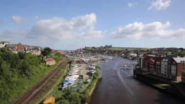 Whitby Kuzey Yorkshire İngiltere İngiltere sahil şehir ve turistik hedef yazın nehir Esk Abbey ve sahil Manzaralı