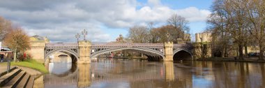 Nehir Ouse panoramik manzaralı Skeldergate Bridge York İngiltere