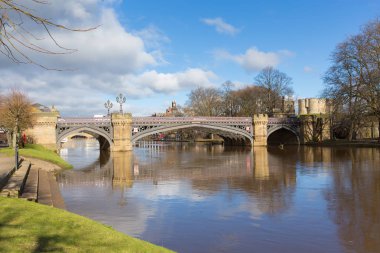 Nehir Ouse şehrin duvarları içinde ile Skeldergate Bridge York İngiltere'nin