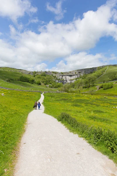 Malham Cove Yorkshire Dales National Park England UK popular visitor attraction — Stock Photo, Image