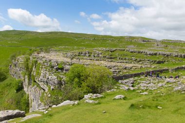 Malham Cove Yorkshire Dales National Park İngiltere'de insanlar ile popüler turistik cazibe, cliff kayalık üst