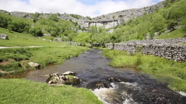 Malham Cove Yorkshire Dales National Park Inglaterra Reino Unido popular atracción de visitantes — Vídeo de stock