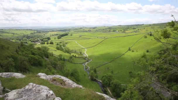 Blick von oben auf malham cove yorkshire dales nationalpark england uk beliebte touristenattraktion — Stockvideo