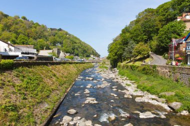 Lynmouth Devon İngiltere İngiltere nehir güzel kasabanın içinden çalışan bahar güneş