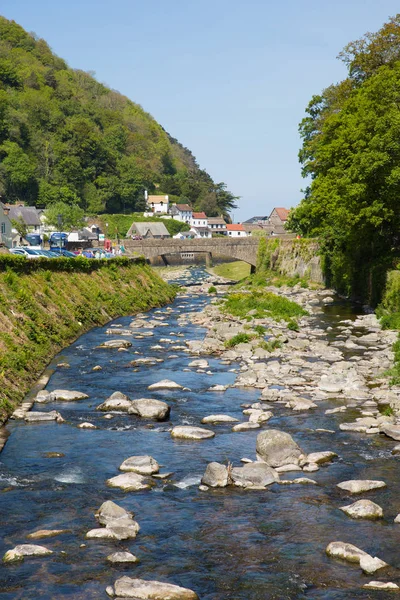 Lynmouth Ντέβον Ηνωμένο Βασίλειο στην όμορφη ανοιξιάτικη λιακάδα με το μπλε του ουρανού — Φωτογραφία Αρχείου