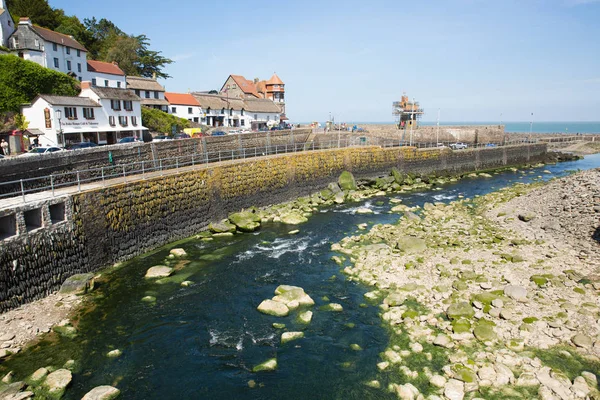 Lynmouth Devon Reino Unido en un hermoso sol primaveral con cielo azul —  Fotos de Stock