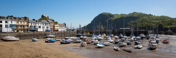 Ilfracombe Devon Reino Unido con barcos en el puerto en hermosa vista panorámica de primavera — Foto de Stock