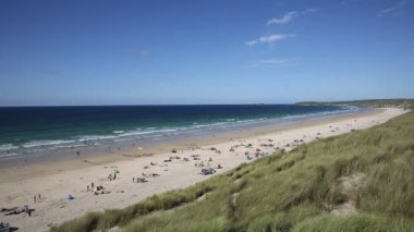 St Ives Bay beach Cornwall İngiltere'de yaz insanlar mavi gökyüzü ve deniz, görüntülemek Godrevy fenere doğru 