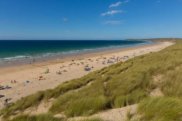 St Ives Bay playa Cornualles Reino Unido en verano con gente azul cielo y mar, vista hacia el faro de Godrevy — Foto de Stock