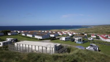 St Ives Bay Cornwall statik karavanlar ve güzel mavi gökyüzü ile yaz aylarında kamp ile