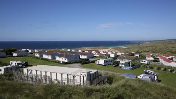St Ives Bay Cornwall med statiska husvagnar och camping i sommar med vacker blå himmel — Stockvideo
